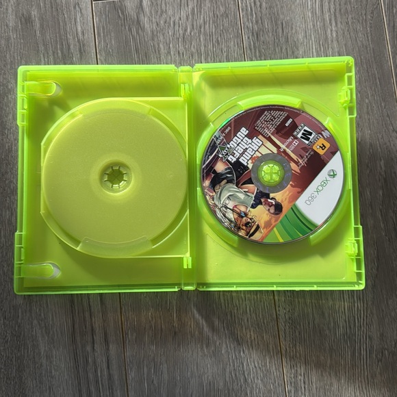 Grand Theft Auto V Xbox 360 video game - Picture 3 of 3